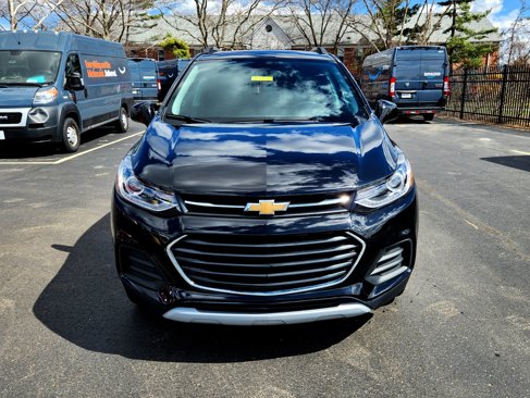 Used 2022 Chevrolet Trax LT w/ LT Convenience Package image 2