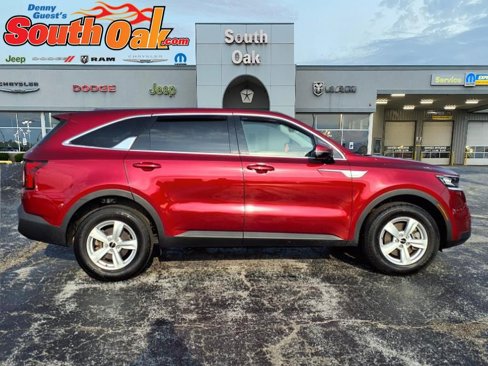 Used 2023 Kia Sorento LX image 2