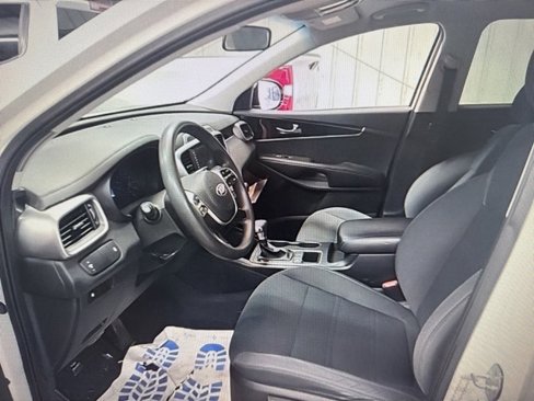 Used 2020 Kia Sorento LX image 8