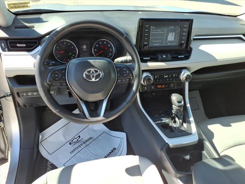 Used 2019 Toyota RAV4 XLE Premium image 16