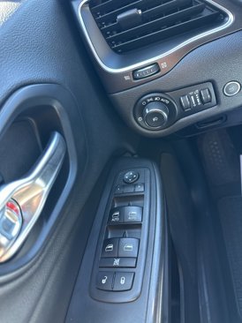 Used 2019 Jeep Cherokee Trailhawk w/ Comfort & Convenience Group image 15