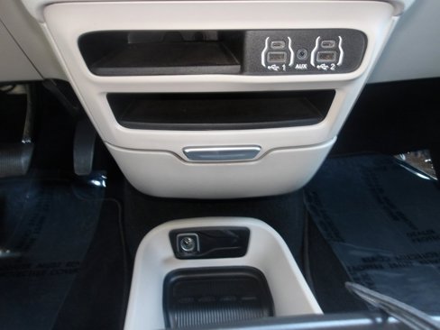 Used 2023 Chrysler Pacifica Touring-L image 17