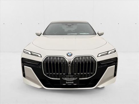 Used 2024 BMW 740i image 10