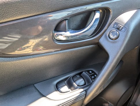 Used 2018 Nissan Rogue SV image 18