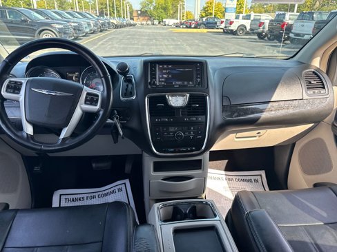 Used 2014 Chrysler Town & Country Touring image 19
