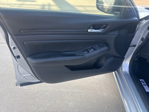 Used 2024 Nissan Altima 2.5 SV image 16