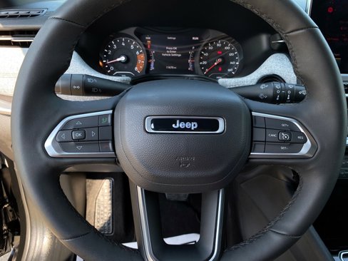 Used 2024 Jeep Compass Latitude image 19