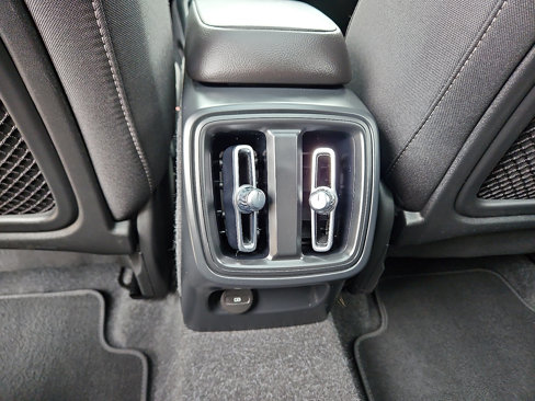 Used 2024 Volvo XC40 B5 Core image 10