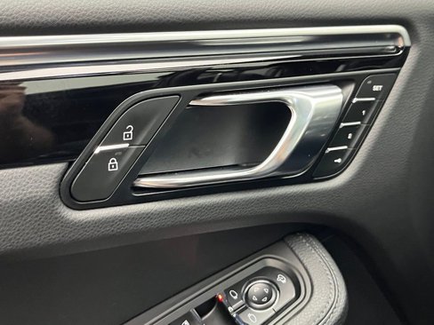 Certified 2024 Porsche Macan image 26