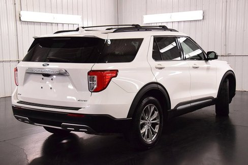 Used 2022 Ford Explorer XLT w/ Equipment Group 202A image 7