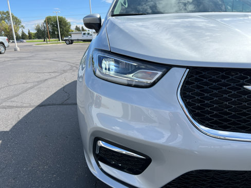 Used 2023 Chrysler Pacifica Touring-L image 10