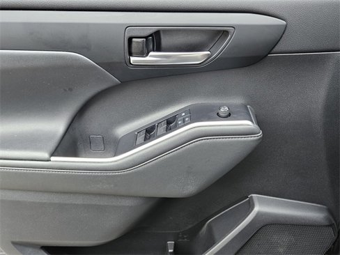 Used 2022 Toyota Highlander XLE image 30