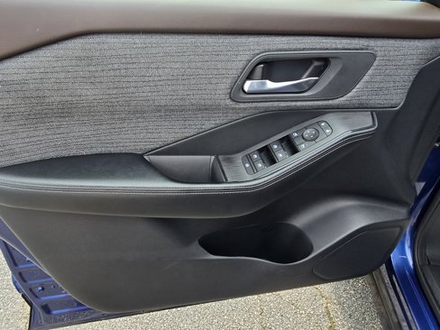 Used 2023 Nissan Rogue SV image 9