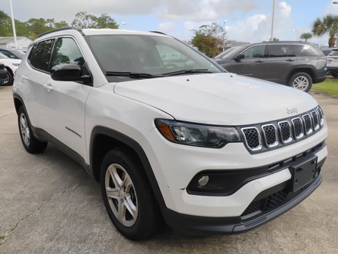 Used 2024 Jeep Compass Latitude image 3