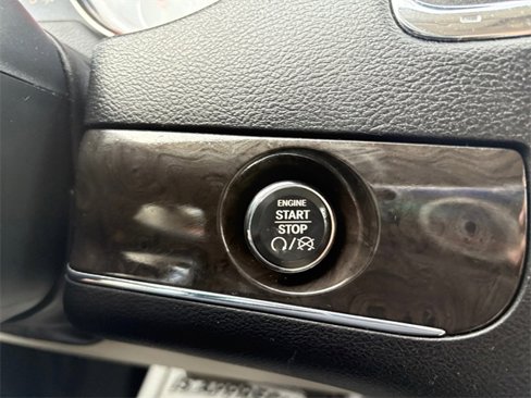 Used 2016 Chrysler Town & Country Touring-L w/ Driver Convenience Group image 18