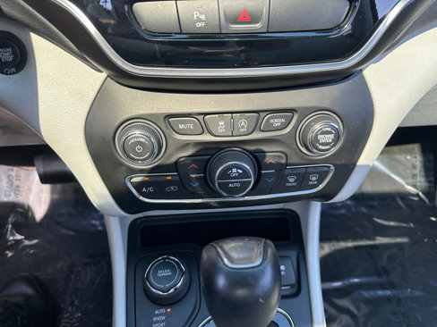 Used 2019 Jeep Cherokee Limited image 23