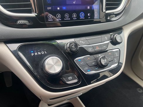Used 2017 Chrysler Pacifica Touring-L image 26