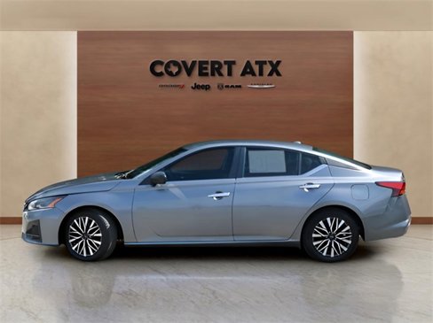 Used 2024 Nissan Altima 2.5 SV image 2