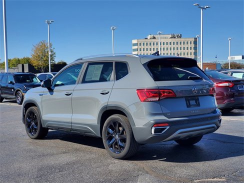 Used 2023 Volkswagen Taos SE image 2