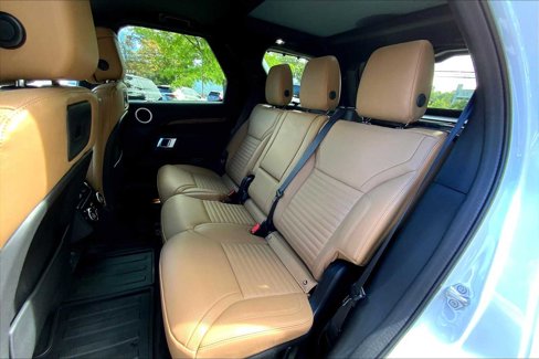 Used 2025 Land Rover Discovery Dynamic SE image 18
