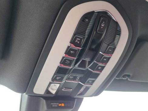 Used 2023 Porsche Macan Turbo image 35