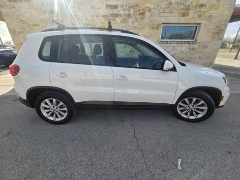 Used 2017 Volkswagen Tiguan Limited w/ Premium Package image 18