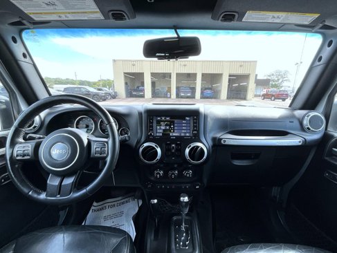 Used 2015 Jeep Wrangler Unlimited Rubicon w/ Connectivity Group image 15