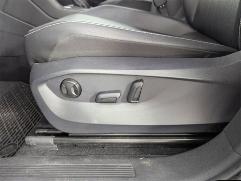 Used 2022 Volkswagen Tiguan SE image 13