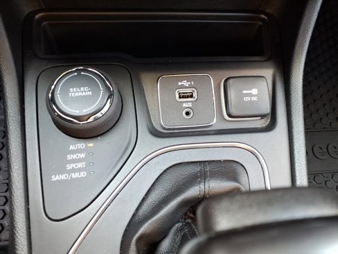 Used 2019 Jeep Cherokee Latitude Plus w/ Cold Weather Group image 12