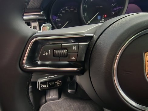 Certified 2025 Porsche Macan image 14