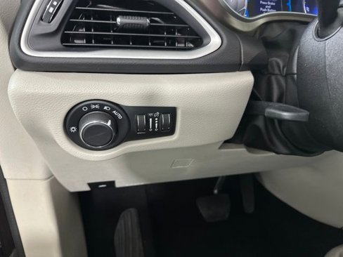 Used 2017 Chrysler Pacifica Touring image 19