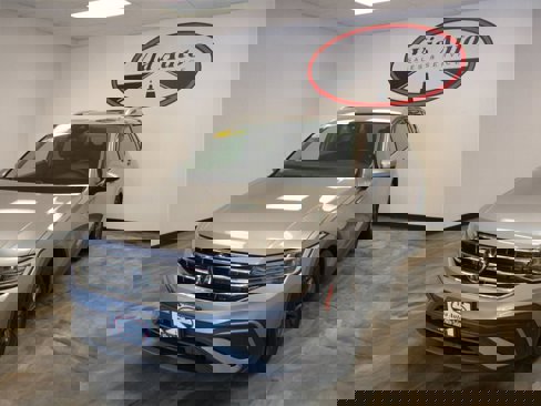 Used 2022 Volkswagen Tiguan SE w/ Panoramic Sunroof Package image 7