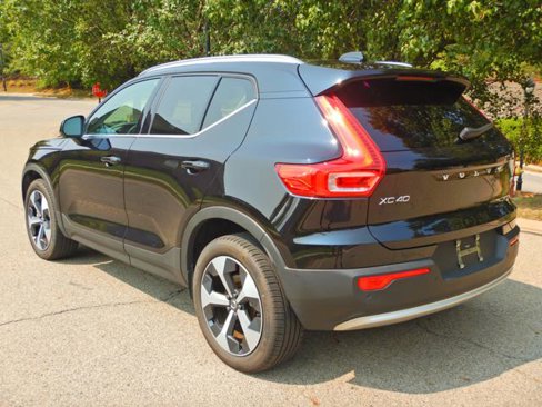 Used 2025 Volvo XC40 B5 Plus image 9