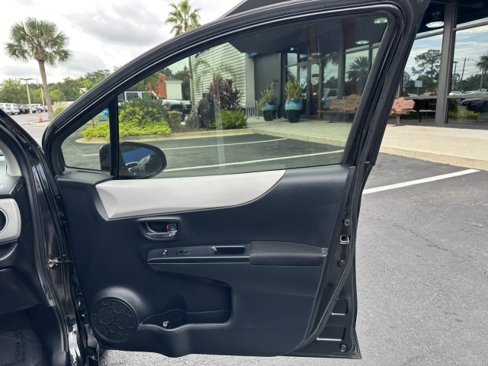 Used 2012 Toyota Yaris L image 38
