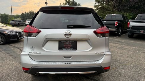 Used 2018 Nissan Rogue SV image 4