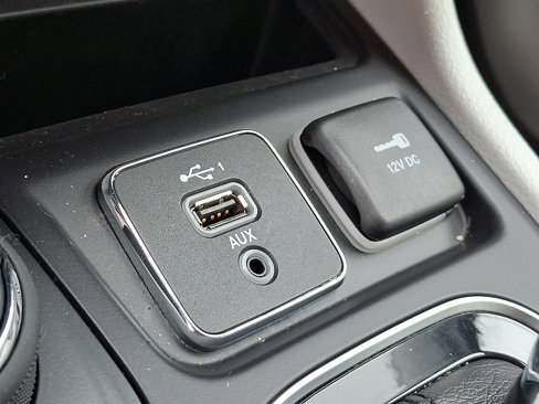 Used 2019 Jeep Cherokee Limited image 25
