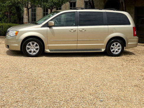 Used 2010 Chrysler Town & Country Touring image 4
