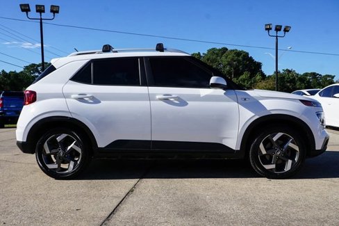 Used 2023 Hyundai Venue SEL image 3