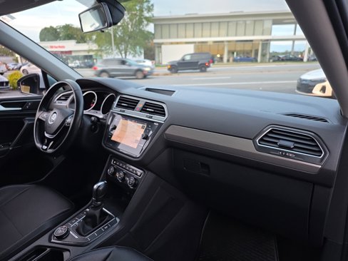 Used 2018 Volkswagen Tiguan SEL image 39