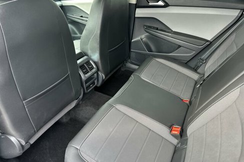 Certified 2023 Volkswagen Taos SE w/ Panoramic Sunroof Package image 12