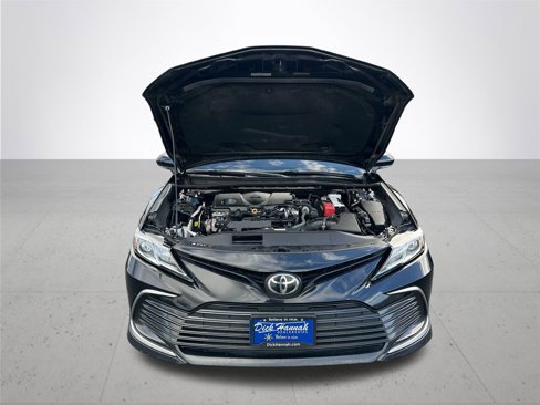 Used 2021 Toyota Camry LE image 4