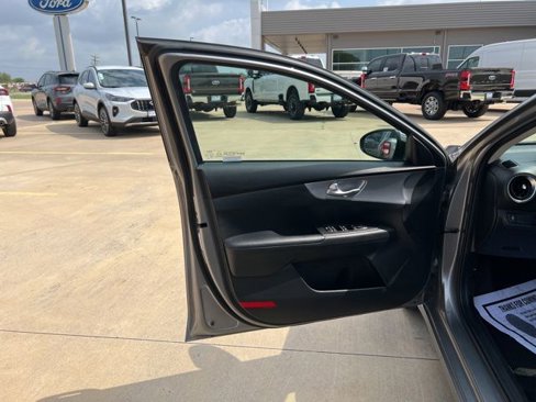 Used 2022 Kia Forte LXS image 9