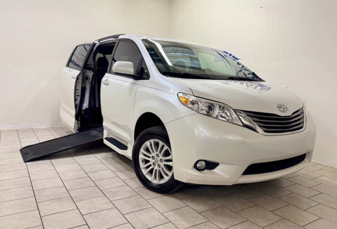 Used 2015 Toyota Sienna XLE image 1
