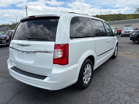 Used 2016 Chrysler Town & Country Touring image 7