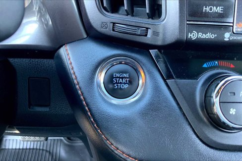 Used 2018 Toyota RAV4 SE image 32