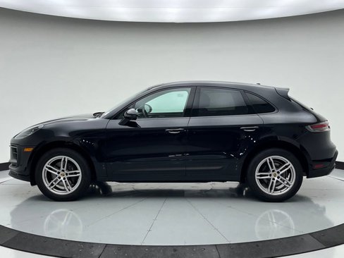 Certified 2024 Porsche Macan image 2