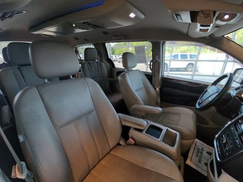 Used 2014 Chrysler Town & Country Touring image 24