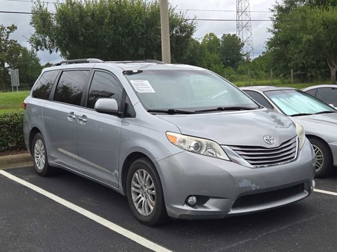 Used 2016 Toyota Sienna XLE image 1