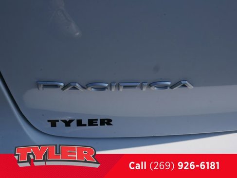 Used 2023 Chrysler Pacifica Touring-L image 14