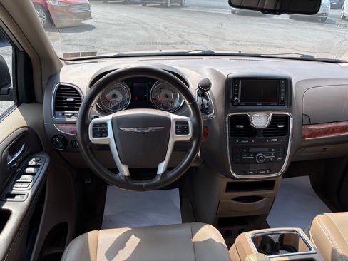 Used 2015 Chrysler Town & Country Touring image 14
